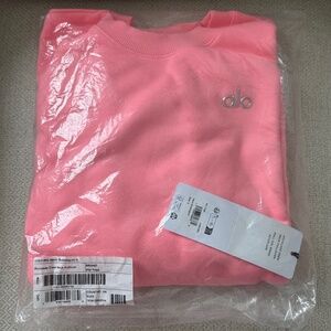 NWT Alo Yoga Accolade Crew Neck Pullover in Neon Bubblegum Size Small